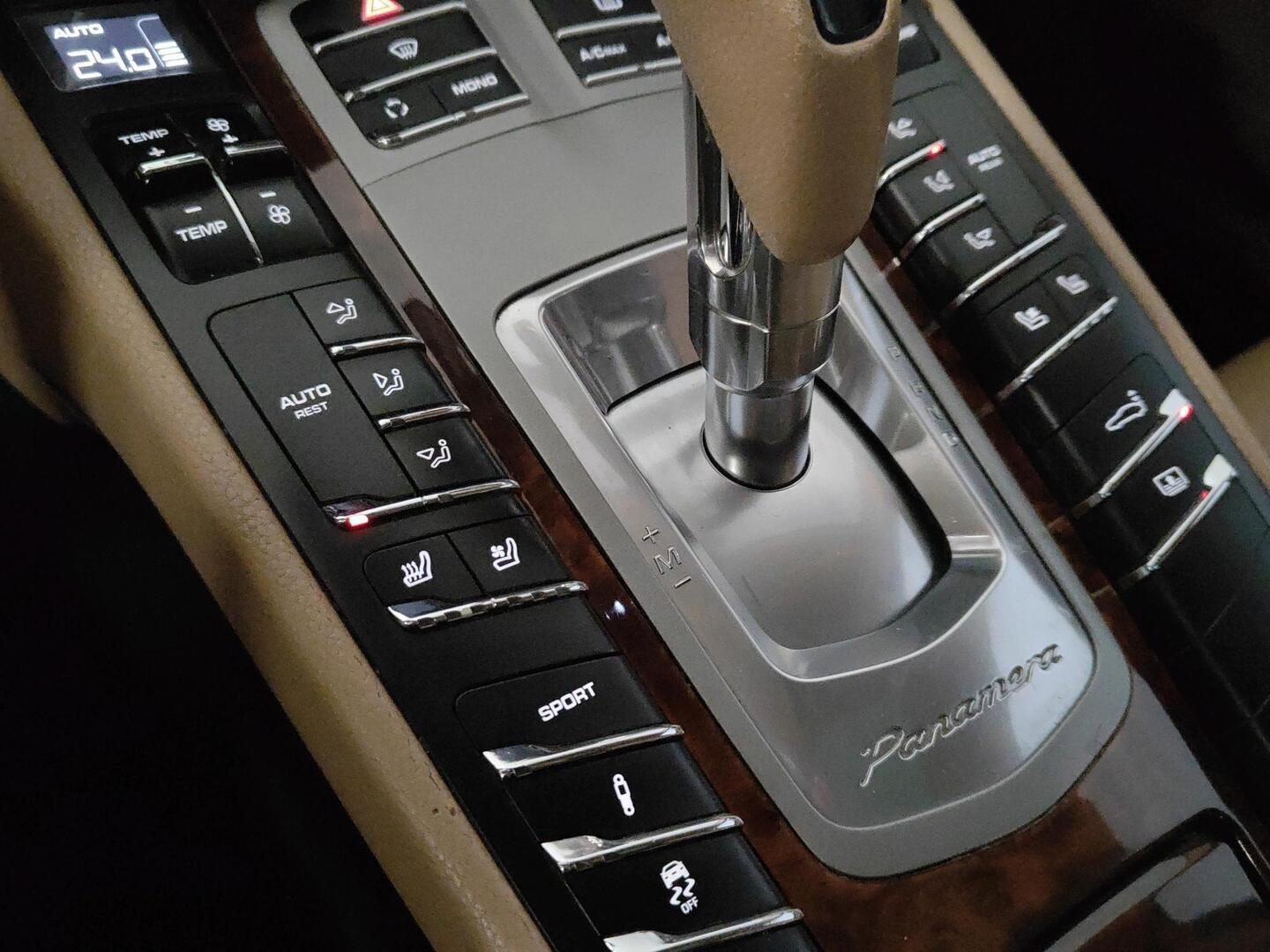 PORSCHE Panamera 2012