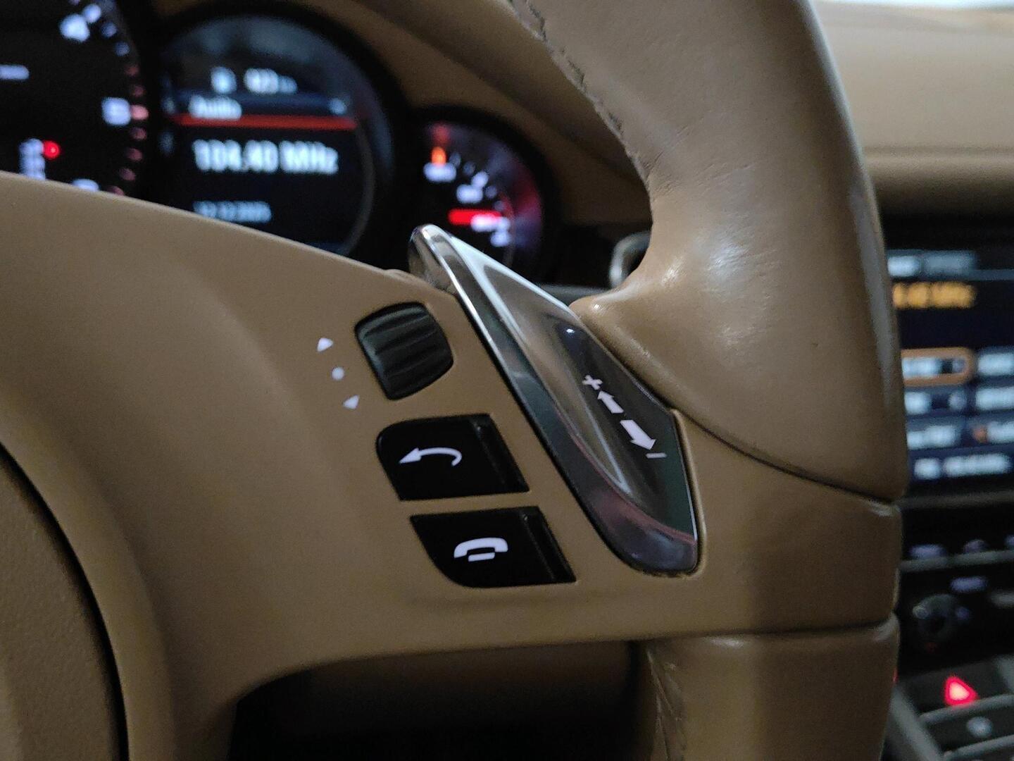 PORSCHE Panamera 2012