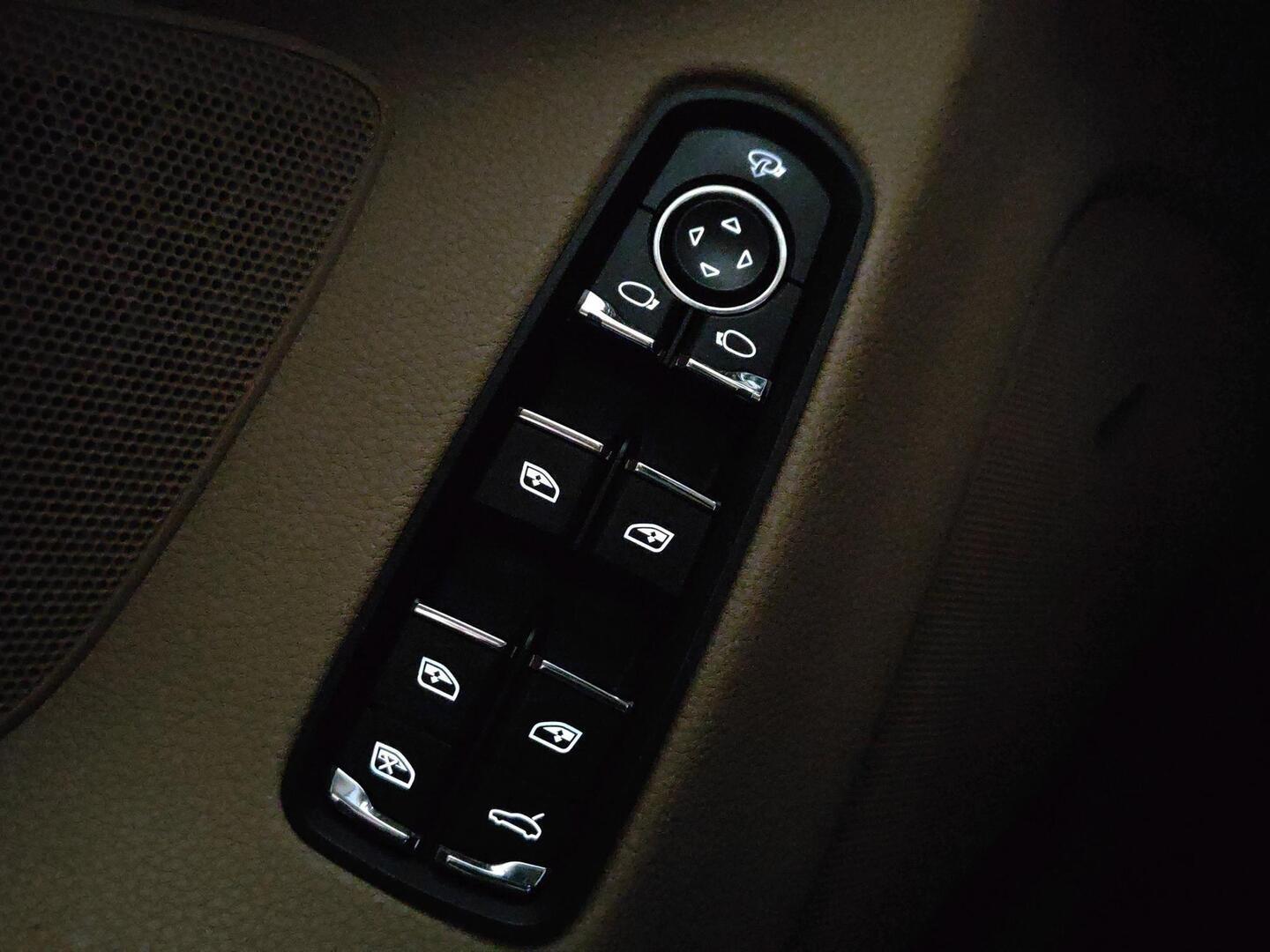 PORSCHE Panamera 2012