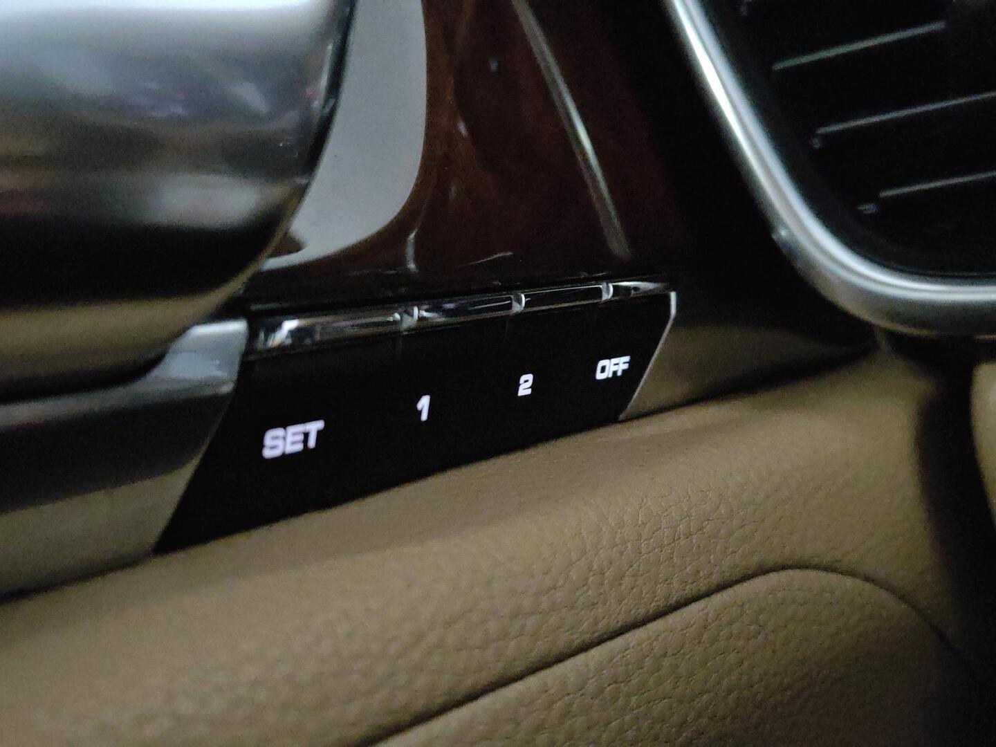 PORSCHE Panamera 2012