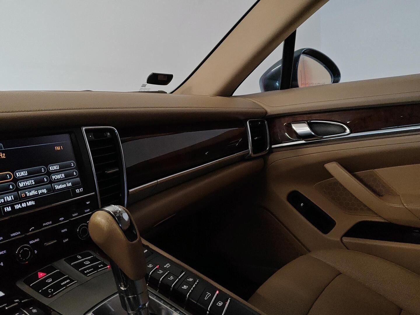 PORSCHE Panamera 2012