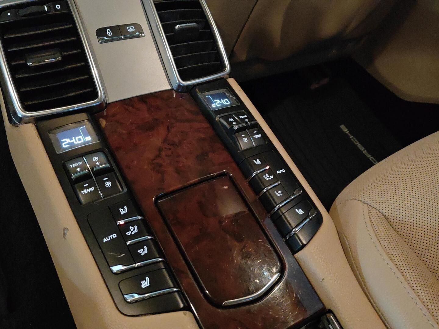 PORSCHE Panamera 2012