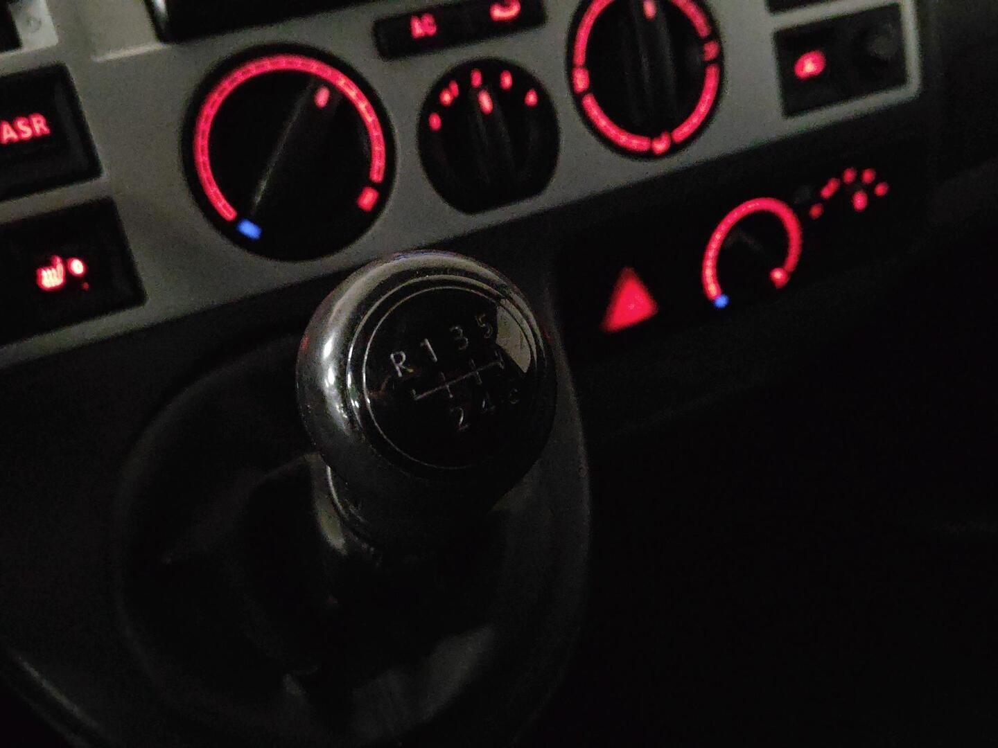 VOLKSWAGEN Transporter 2005