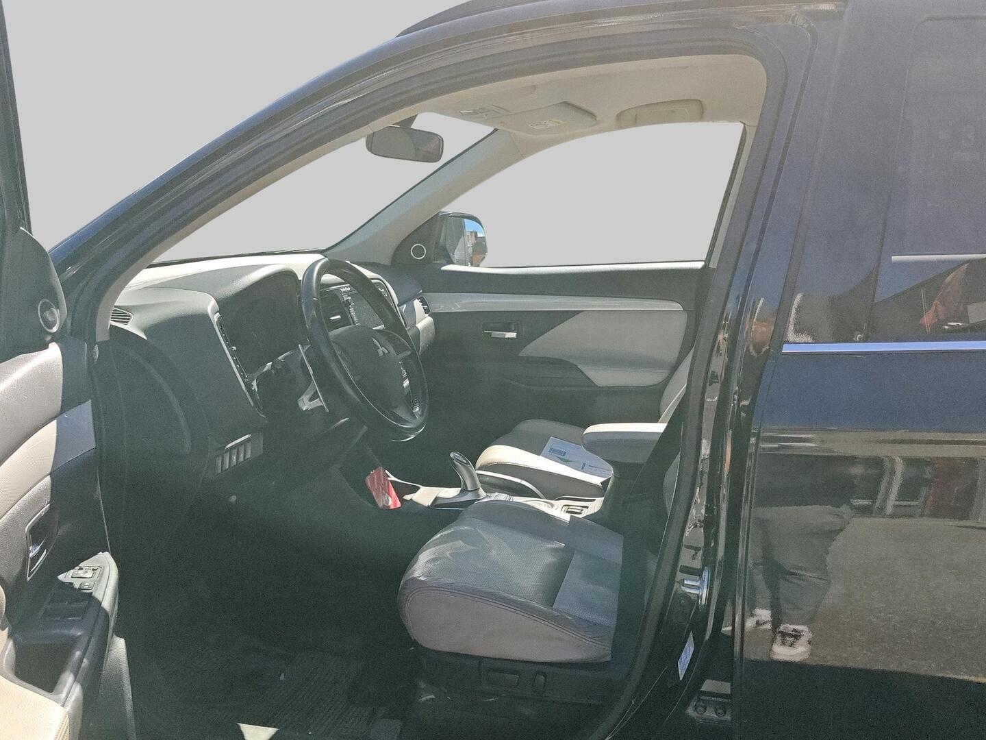 MITSUBISHI Outlander PHEV 2015