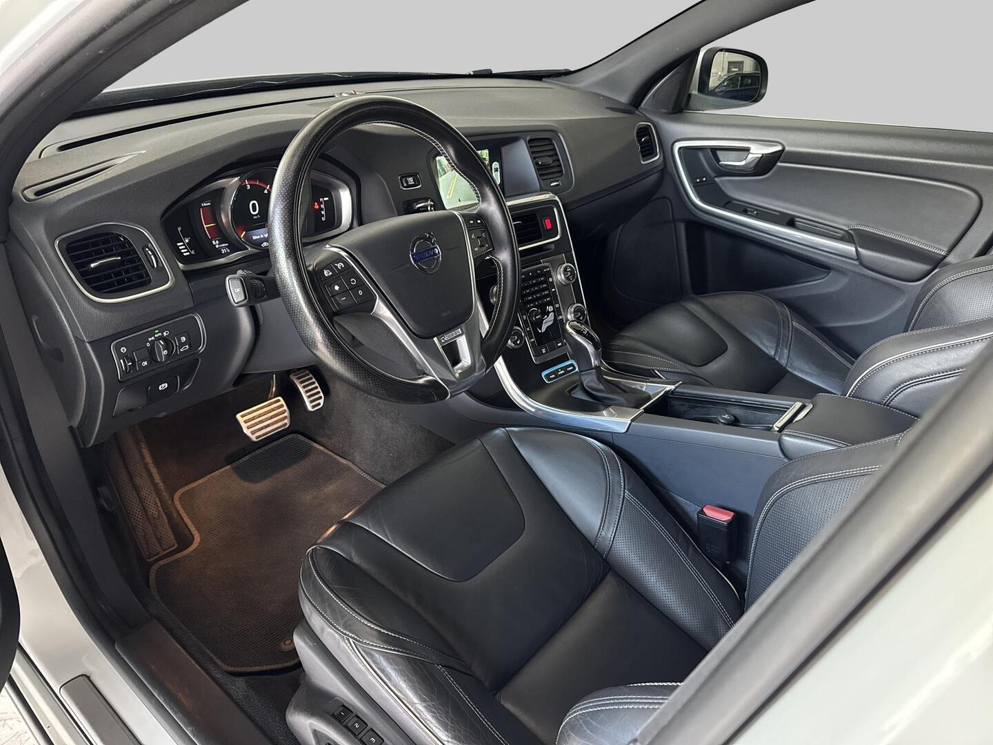 VOLVO V60 2015