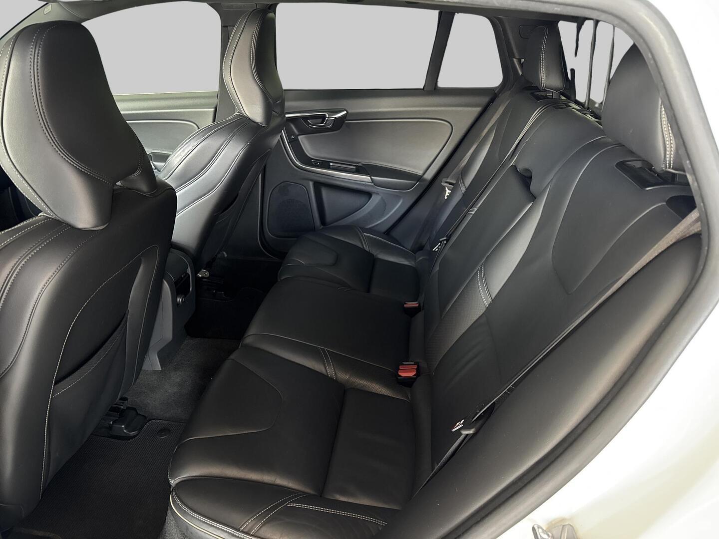 VOLVO V60 2015