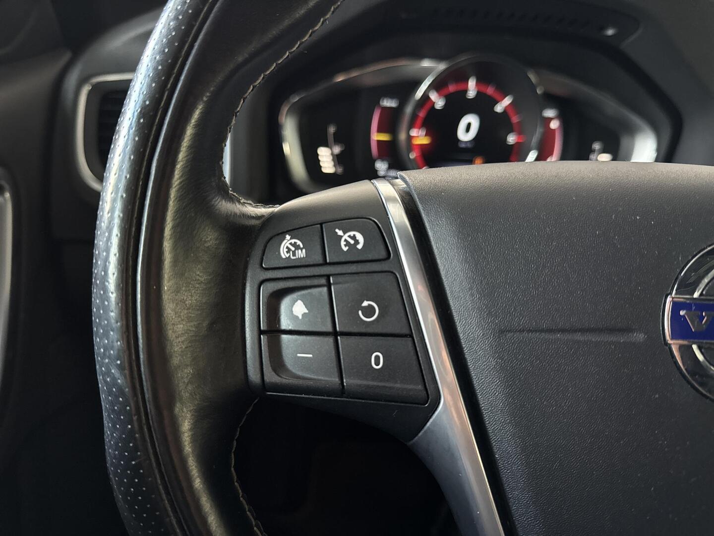 VOLVO V60 2015