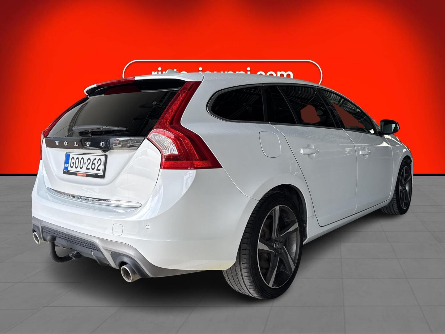 VOLVO V60 2015