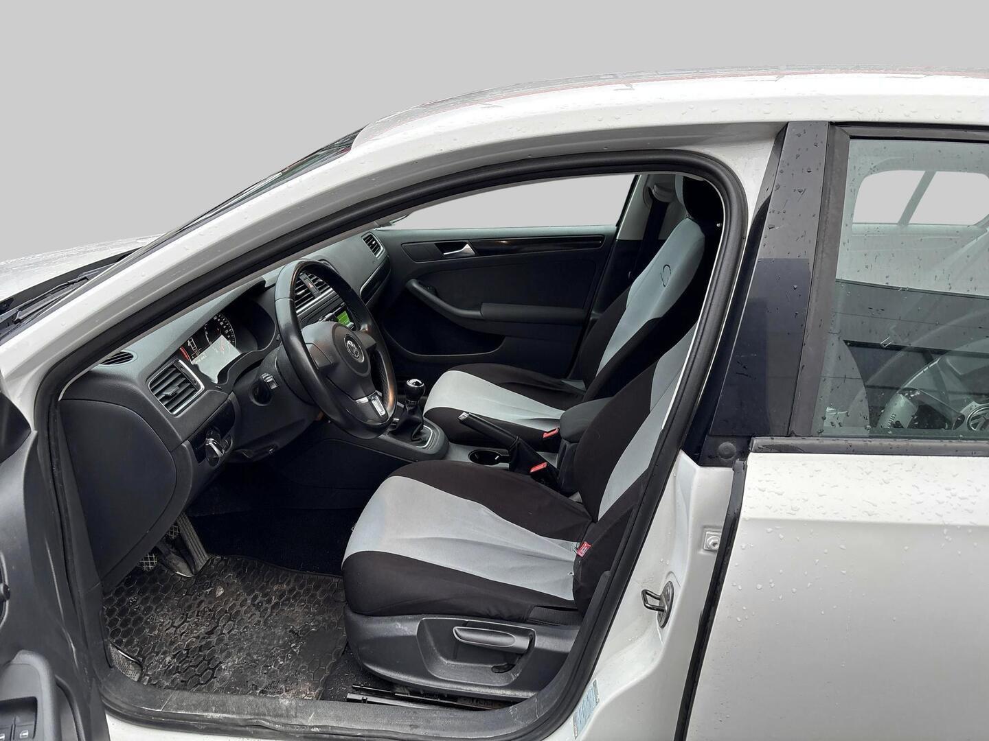 VOLKSWAGEN Jetta 2012