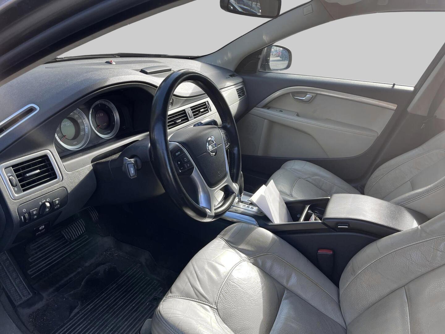 VOLVO V70 2011