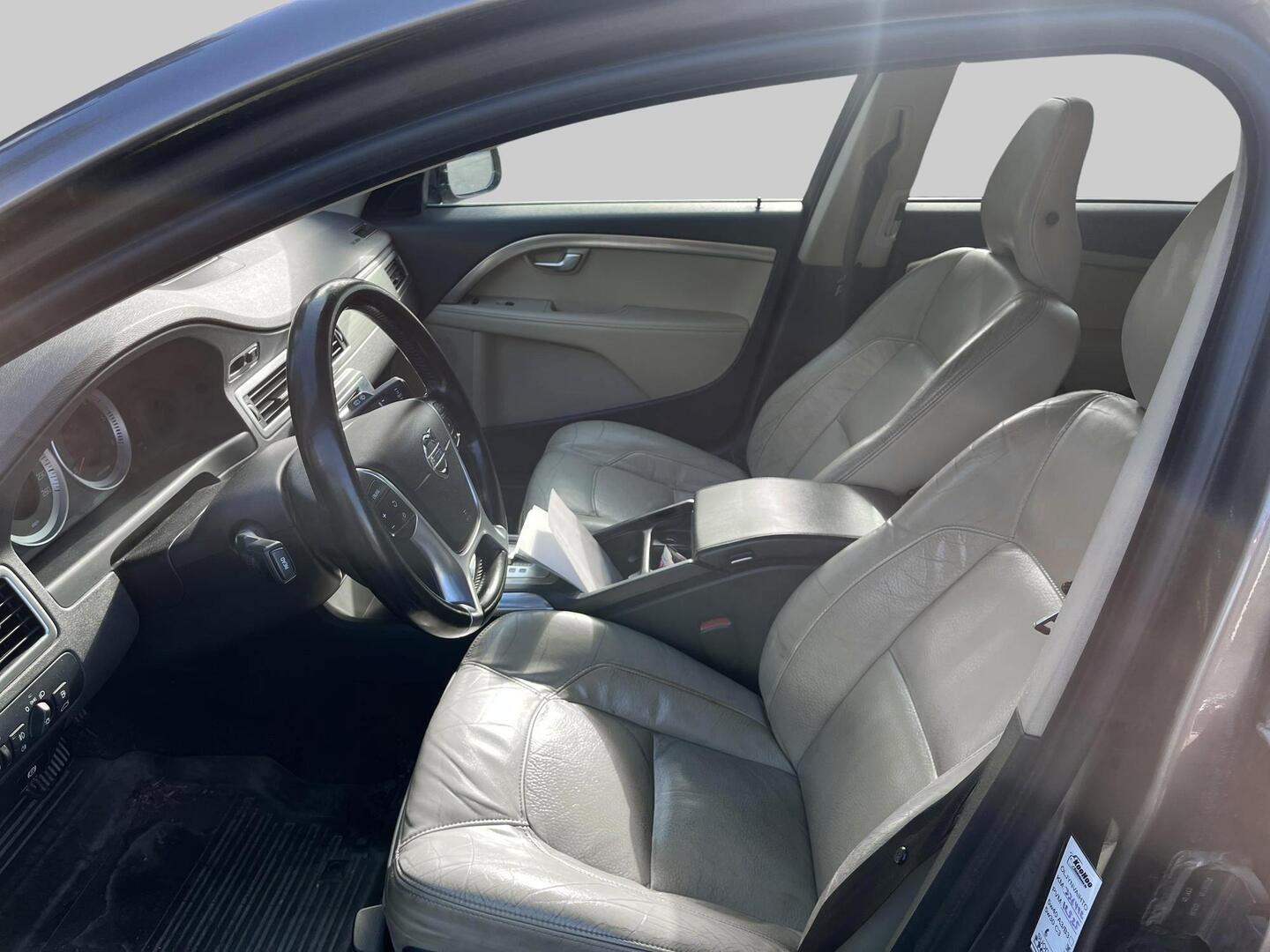 VOLVO V70 2011