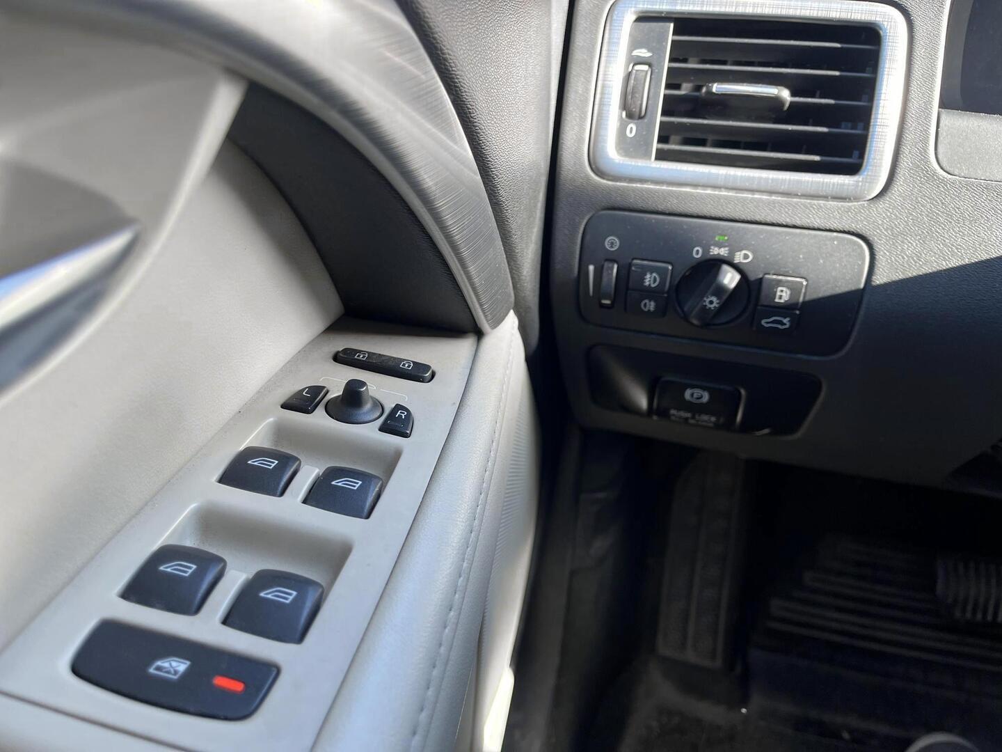 VOLVO V70 2011