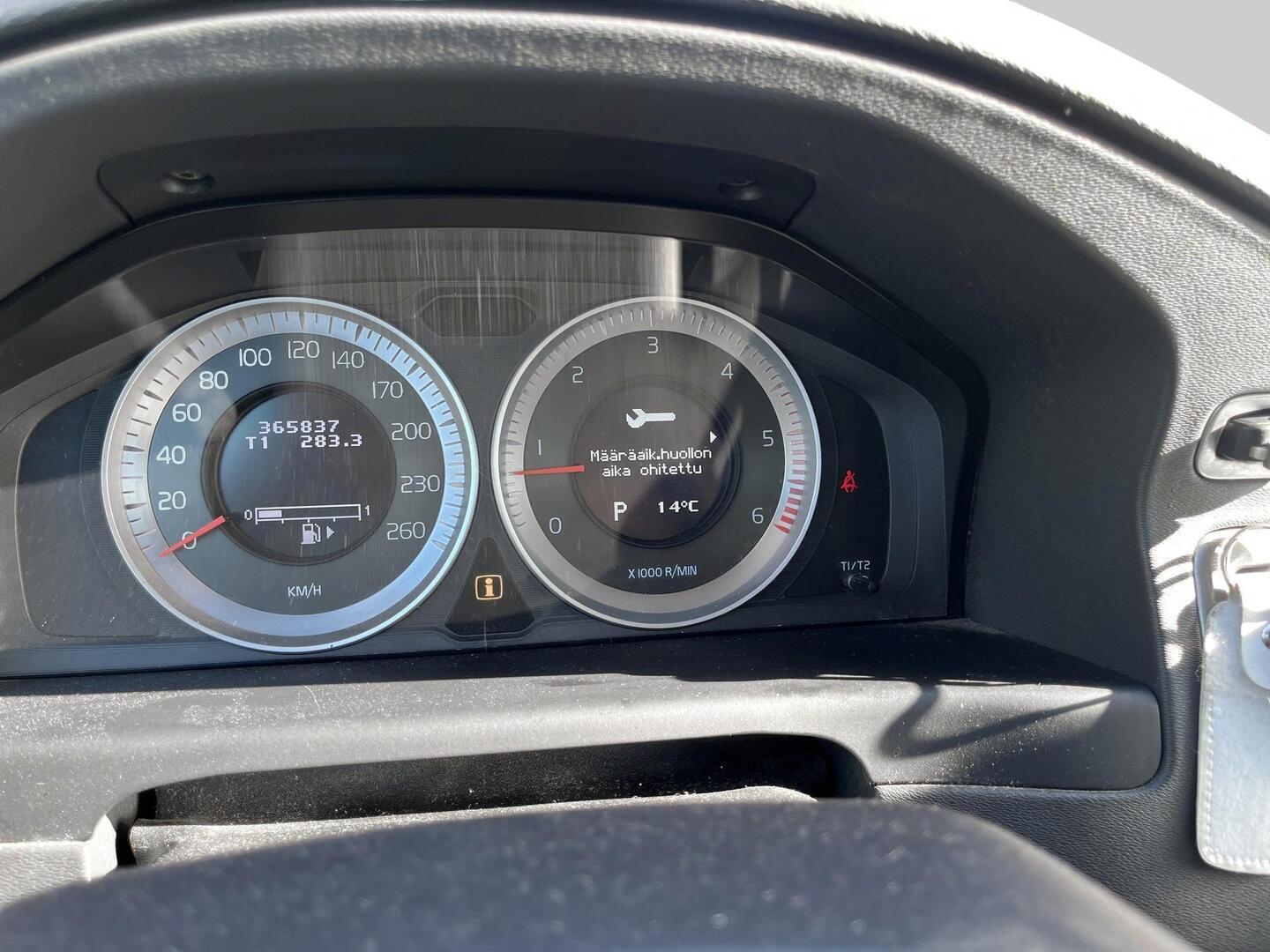 VOLVO V70 2011