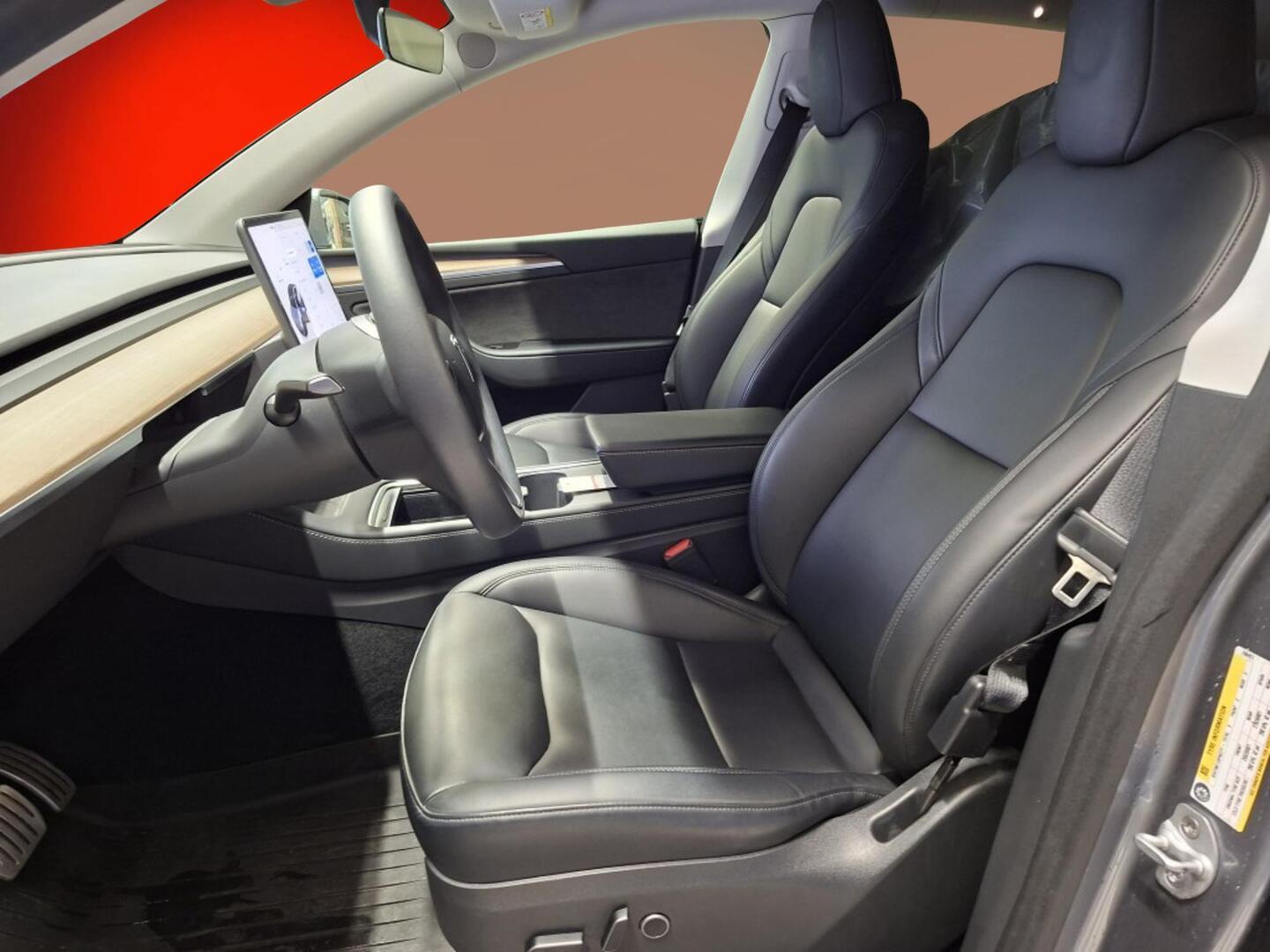 TESLA Model Y 2024