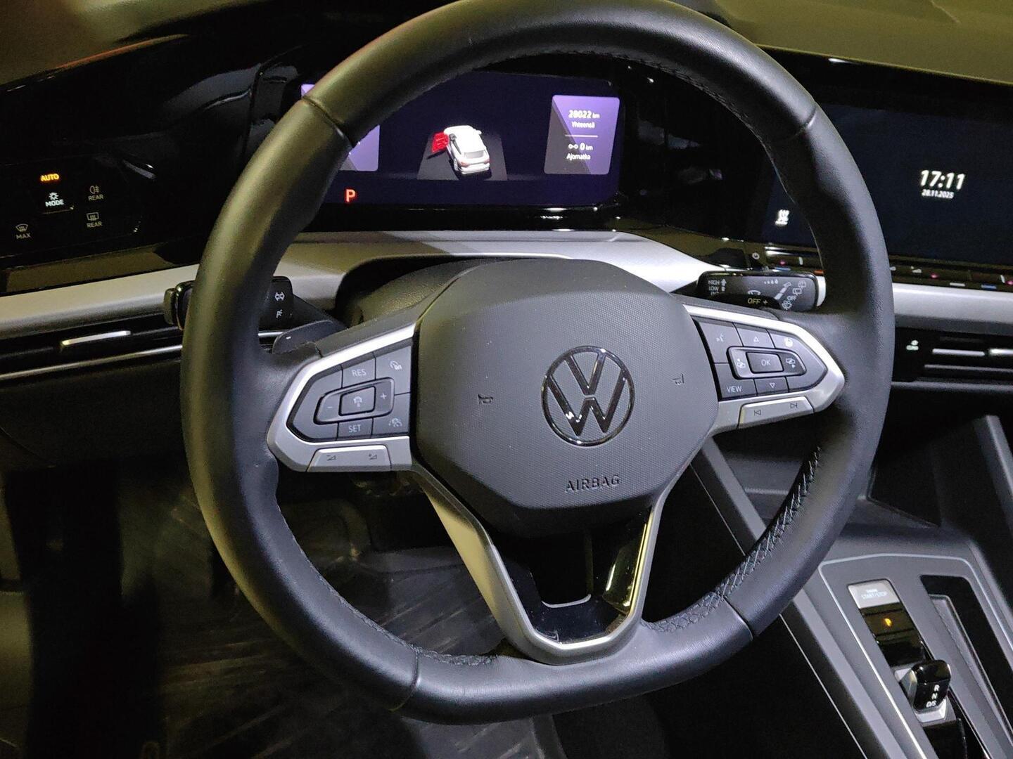 VOLKSWAGEN Golf 2024