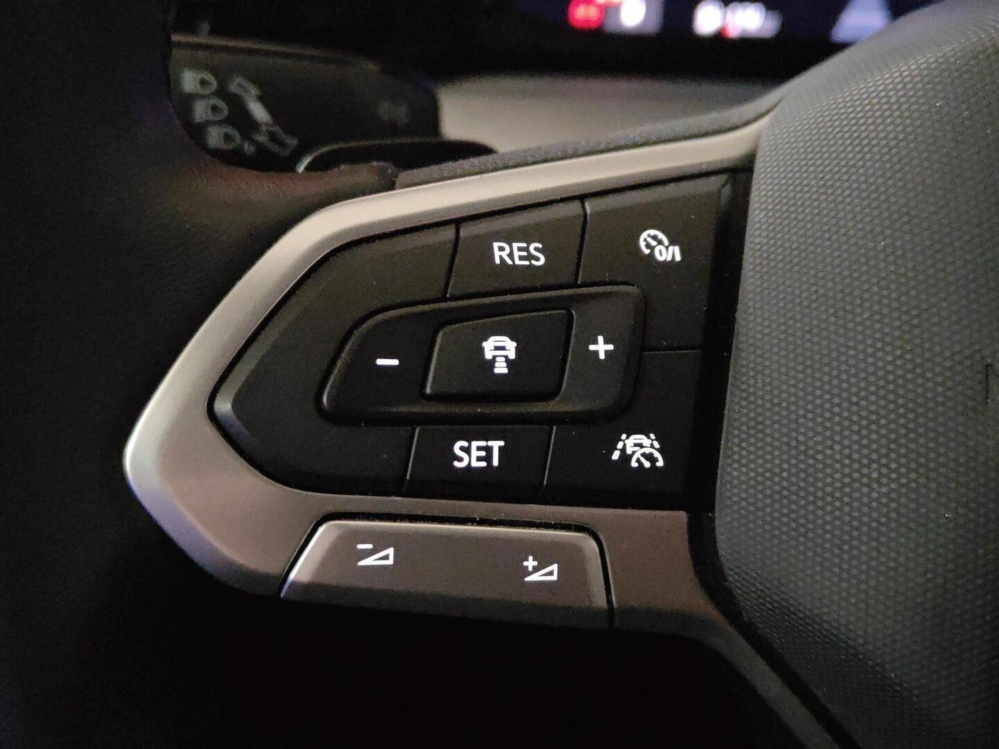 VOLKSWAGEN Golf 2024