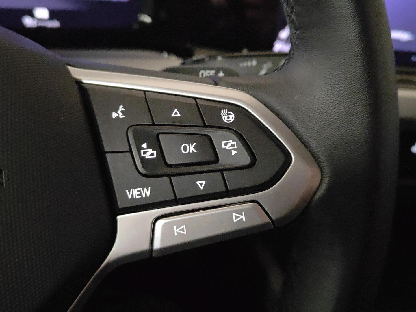 VOLKSWAGEN Golf 2024