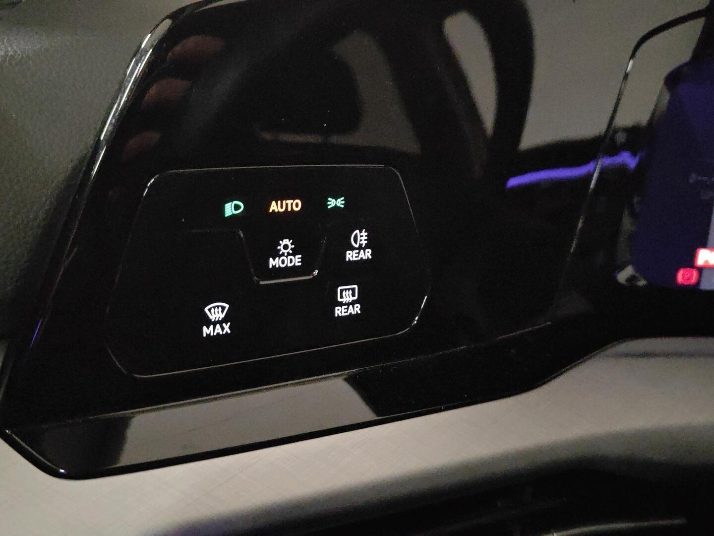 VOLKSWAGEN Golf 2024