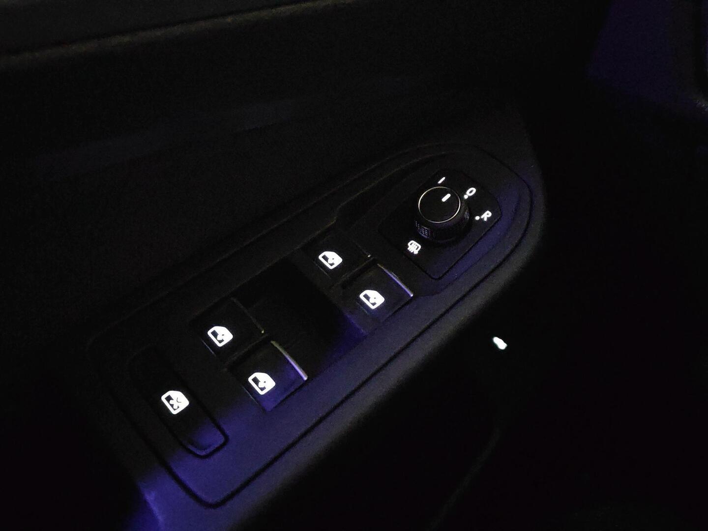 VOLKSWAGEN Golf 2024