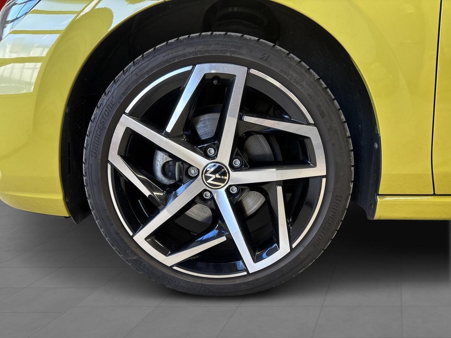 VOLKSWAGEN Golf 2024