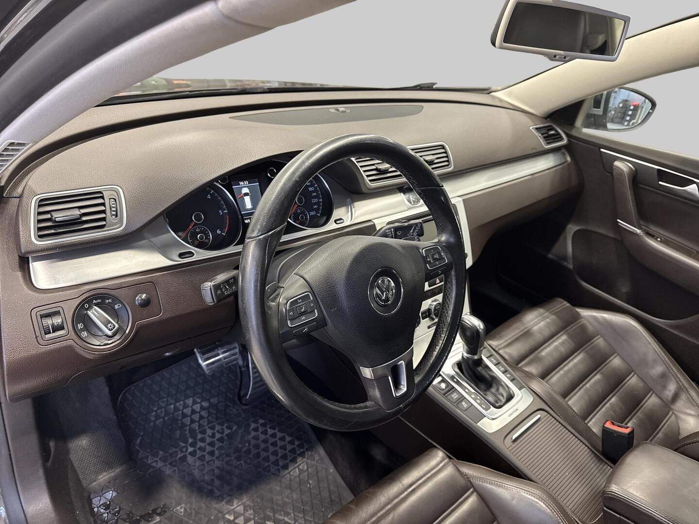 VOLKSWAGEN Passat 2012