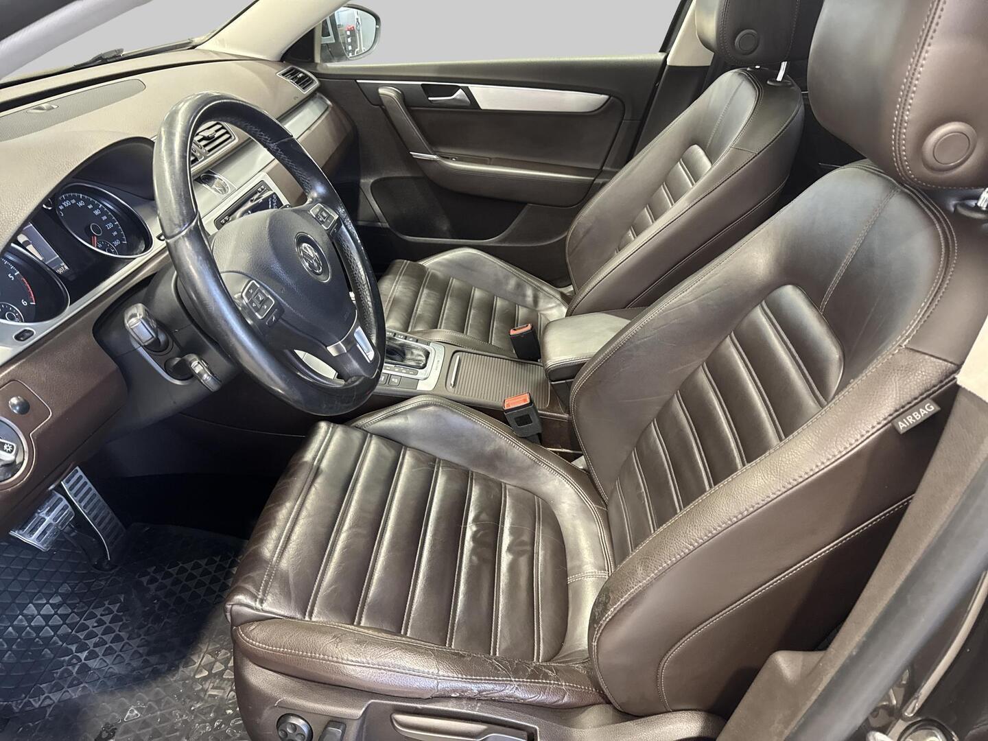 VOLKSWAGEN Passat 2012