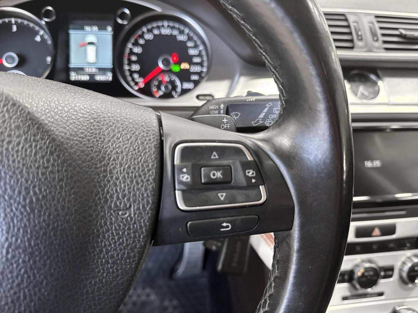 VOLKSWAGEN Passat 2012