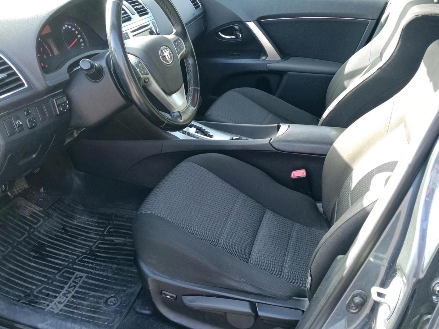 TOYOTA Avensis 2012