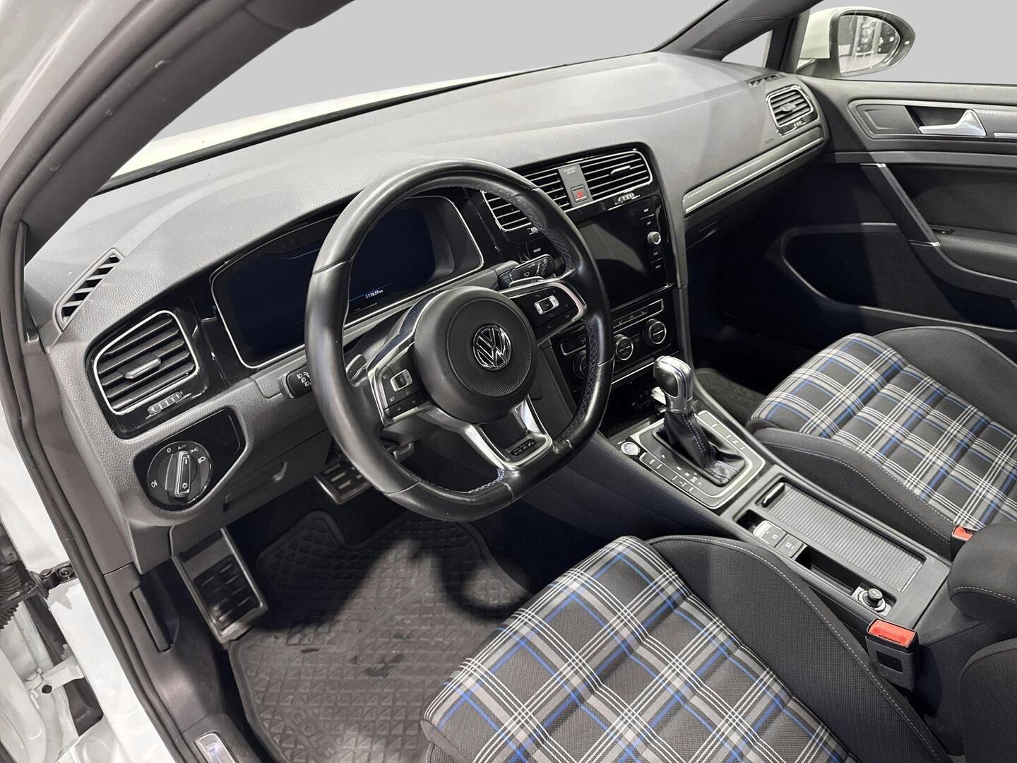 VOLKSWAGEN Golf 2018