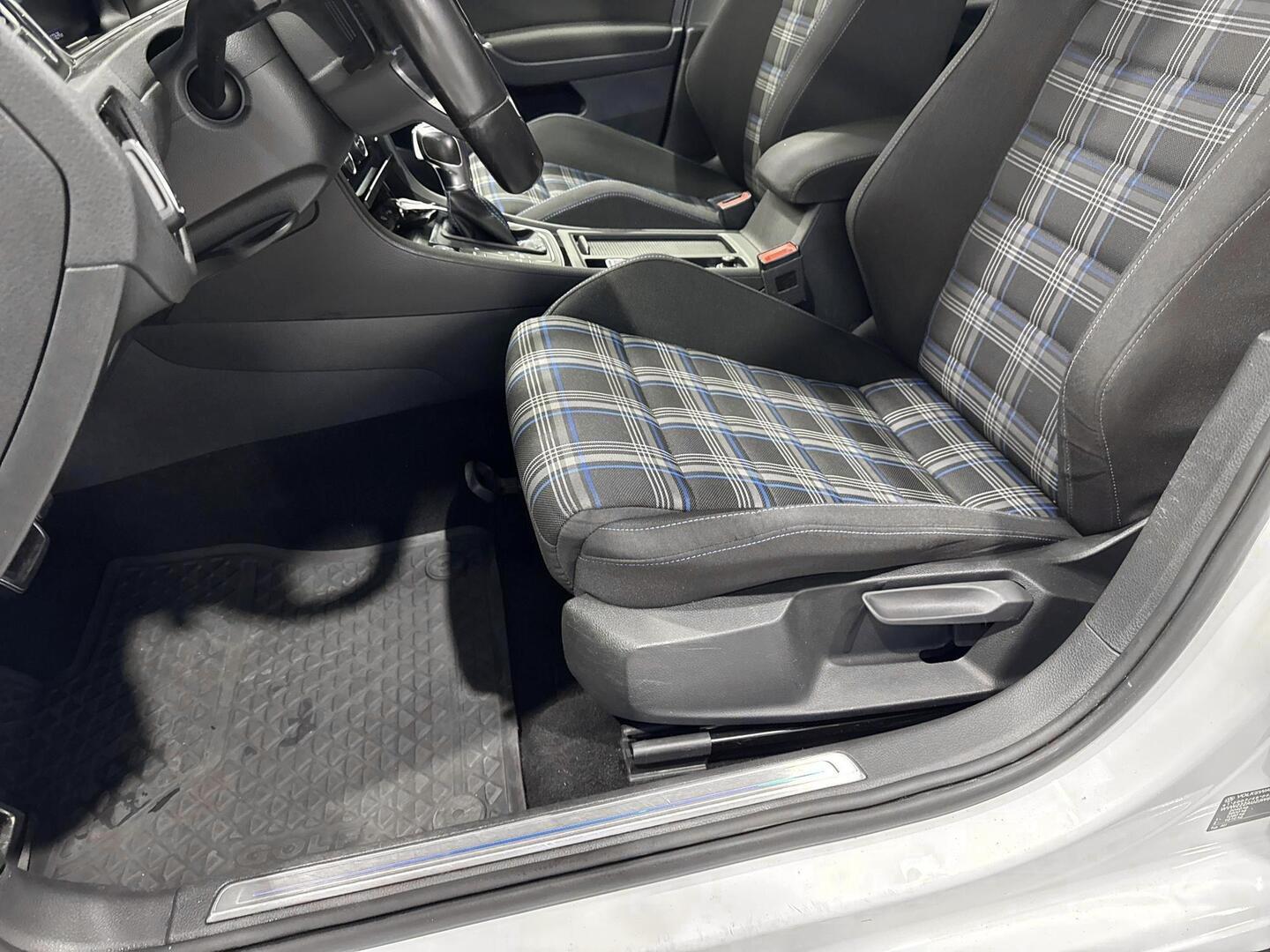 VOLKSWAGEN Golf 2018
