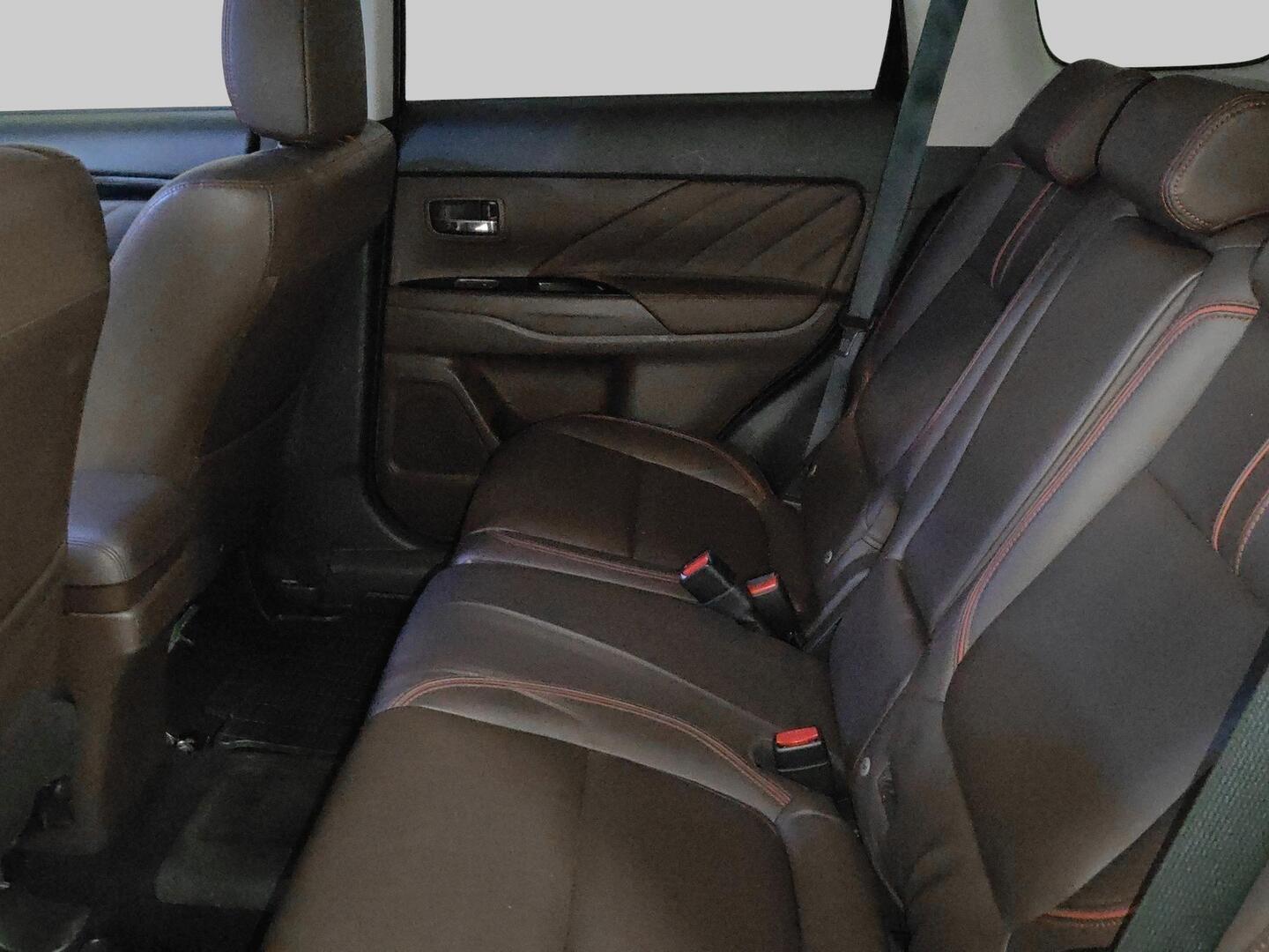 MITSUBISHI Outlander PHEV 2016