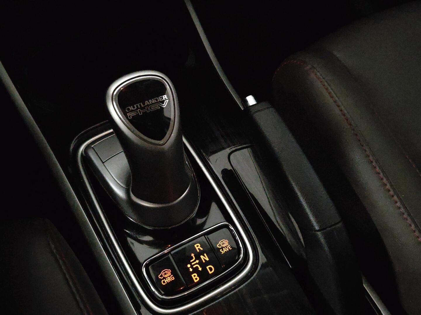 MITSUBISHI Outlander PHEV 2016