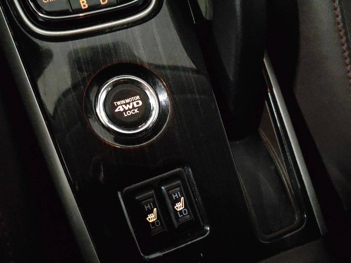 MITSUBISHI Outlander PHEV 2016