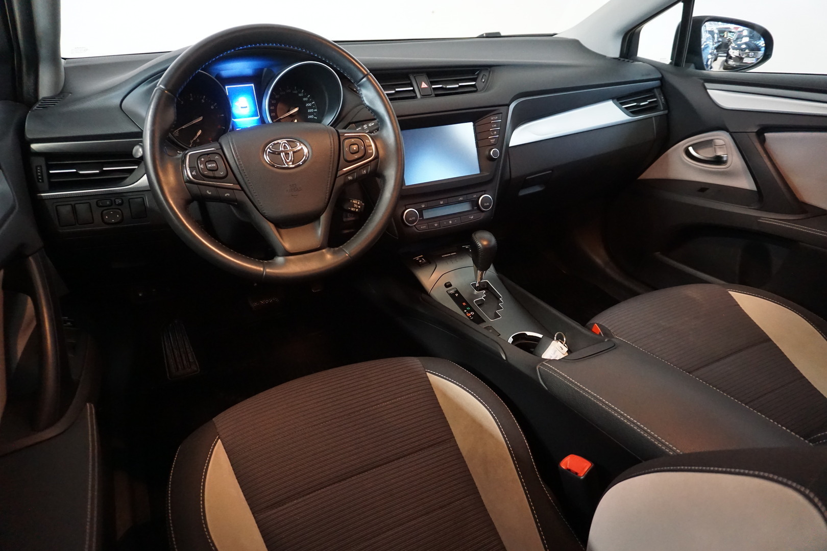 TOYOTA AVENSIS 2016