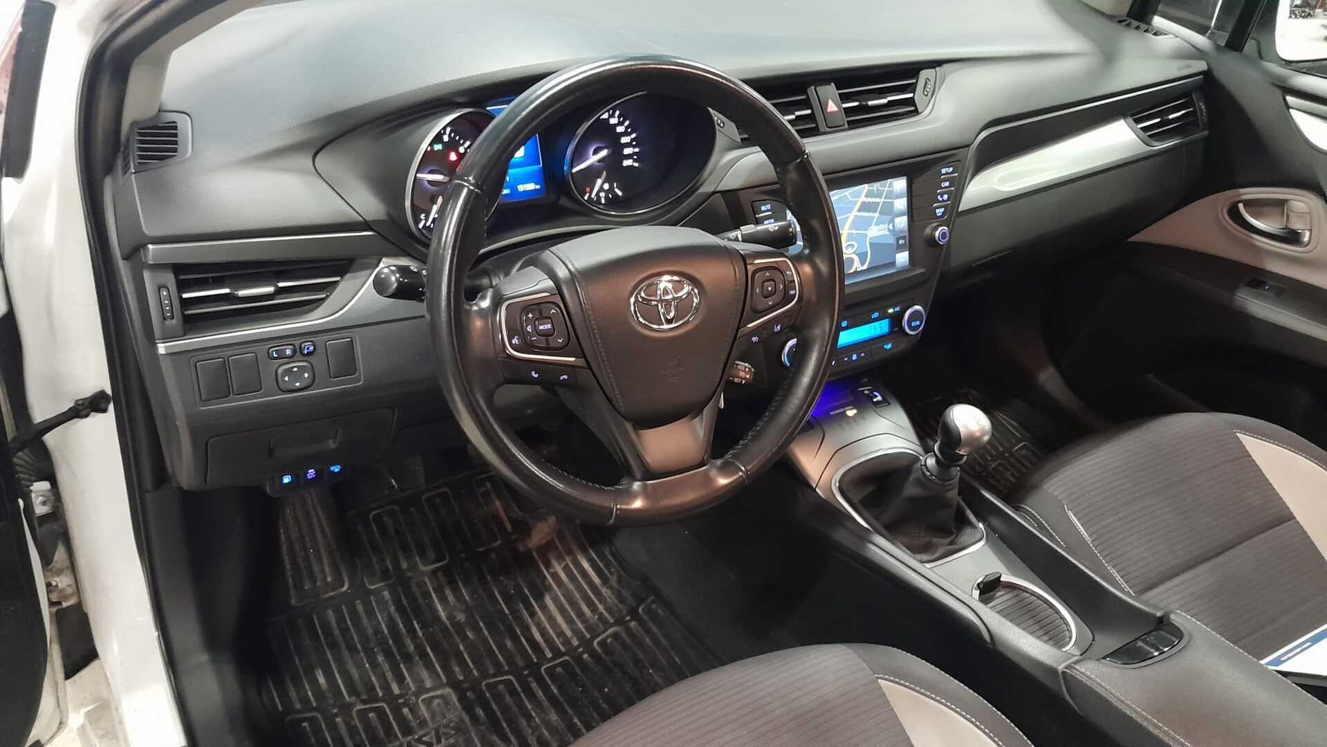 TOYOTA Avensis 2015