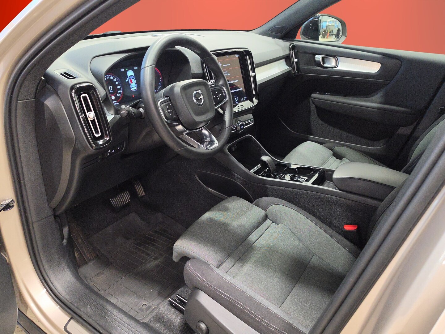 VOLVO XC40 2024