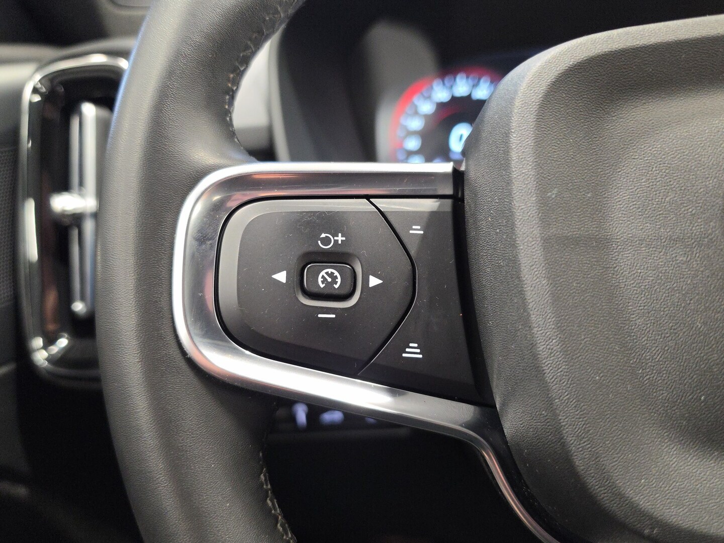VOLVO XC40 2024