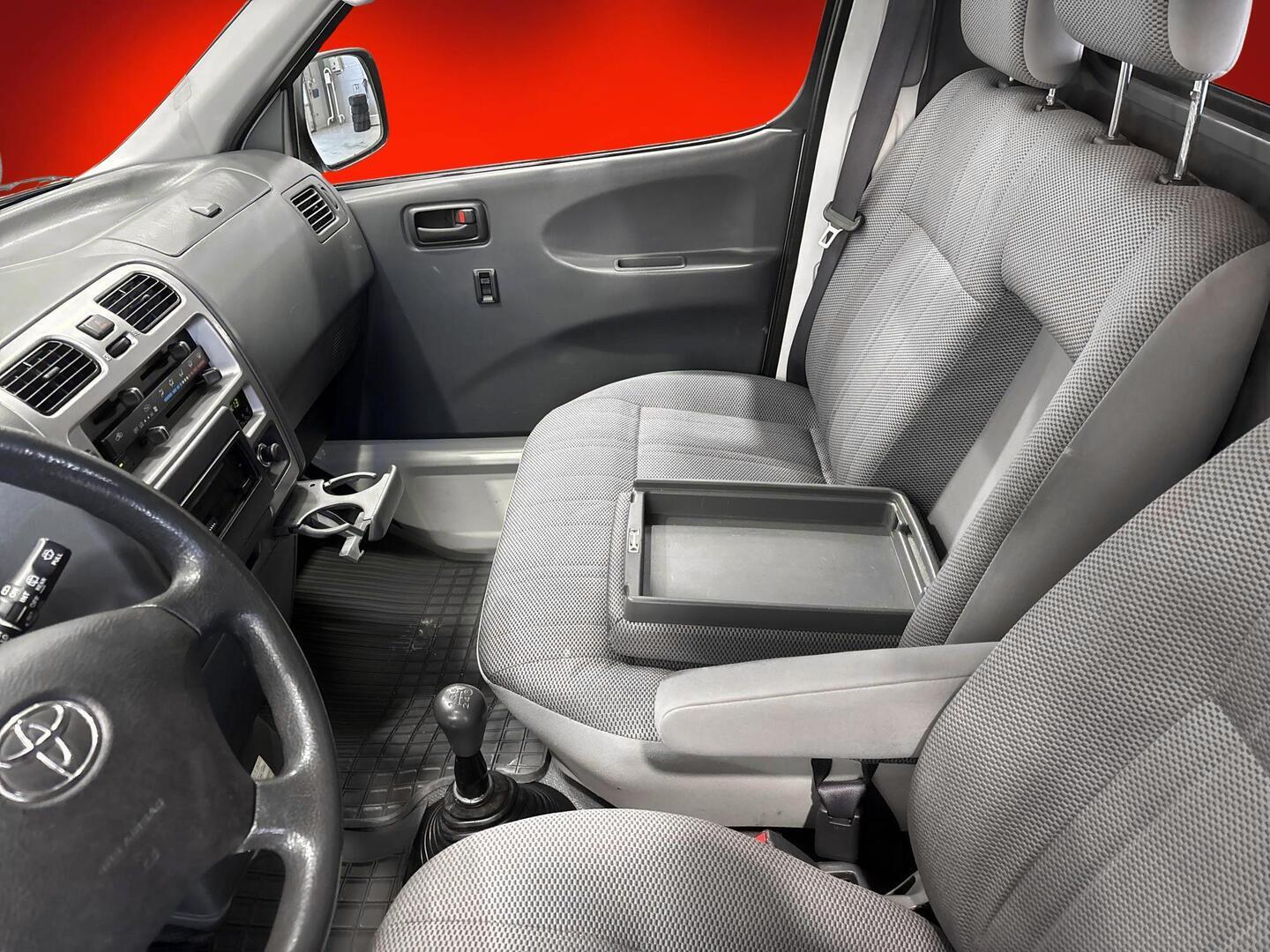 TOYOTA Hiace 2008