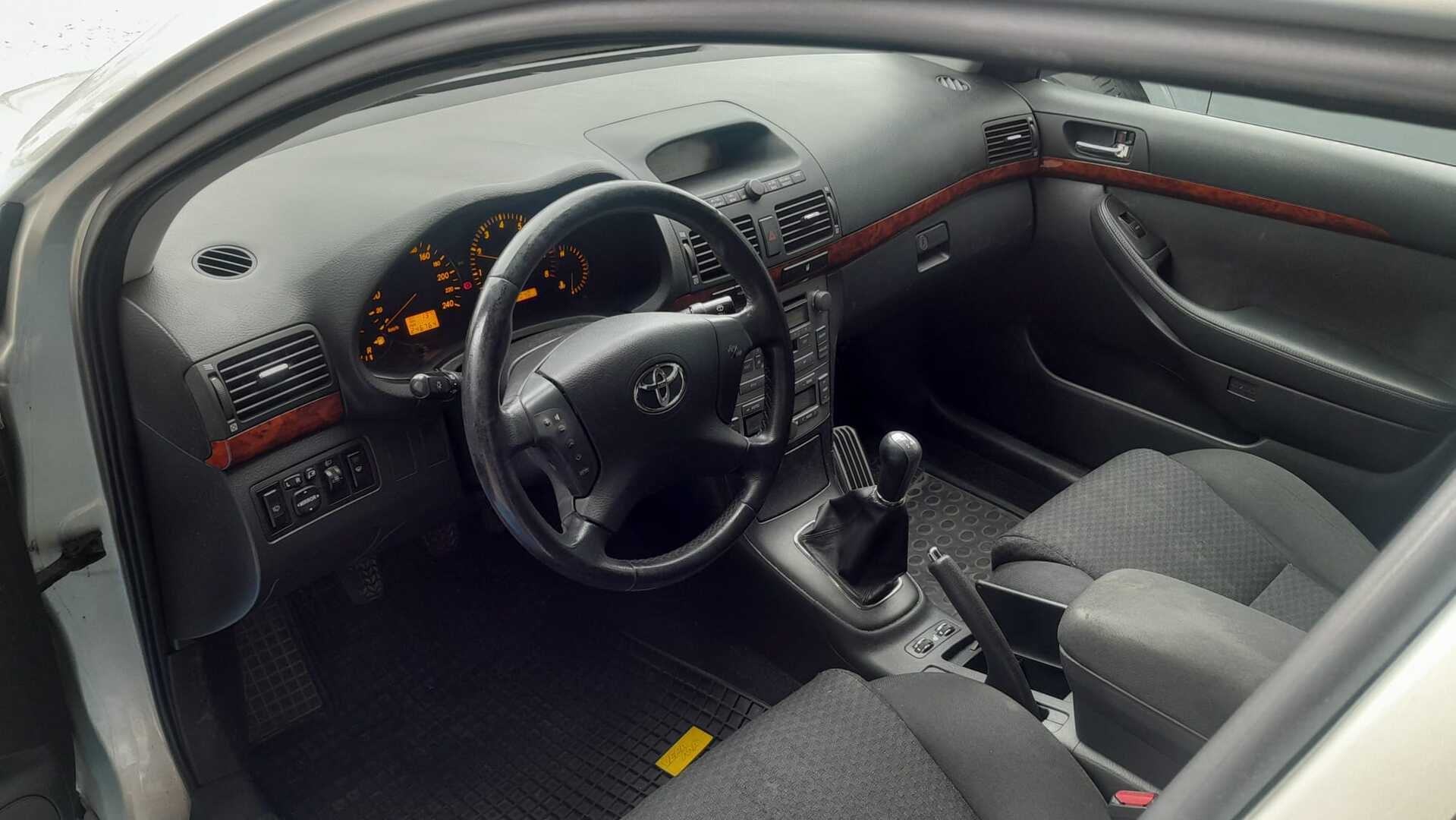 TOYOTA Avensis 2004