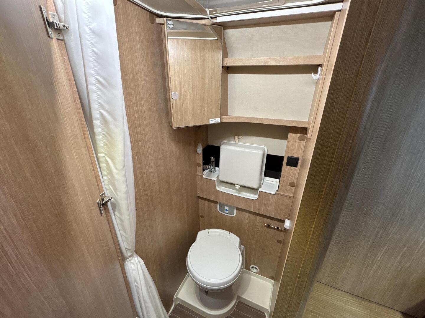 ROADCAR VAN R 600 2016