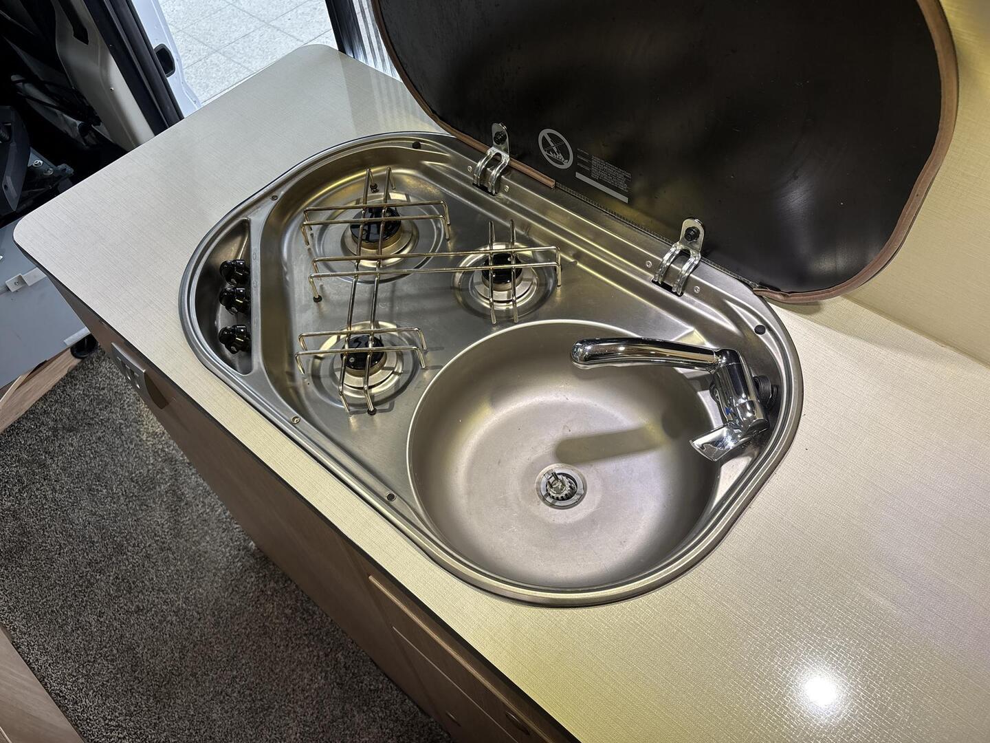 ROADCAR VAN R 600 2016