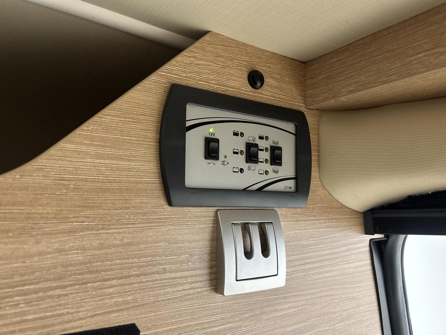 ROADCAR VAN R 600 2016