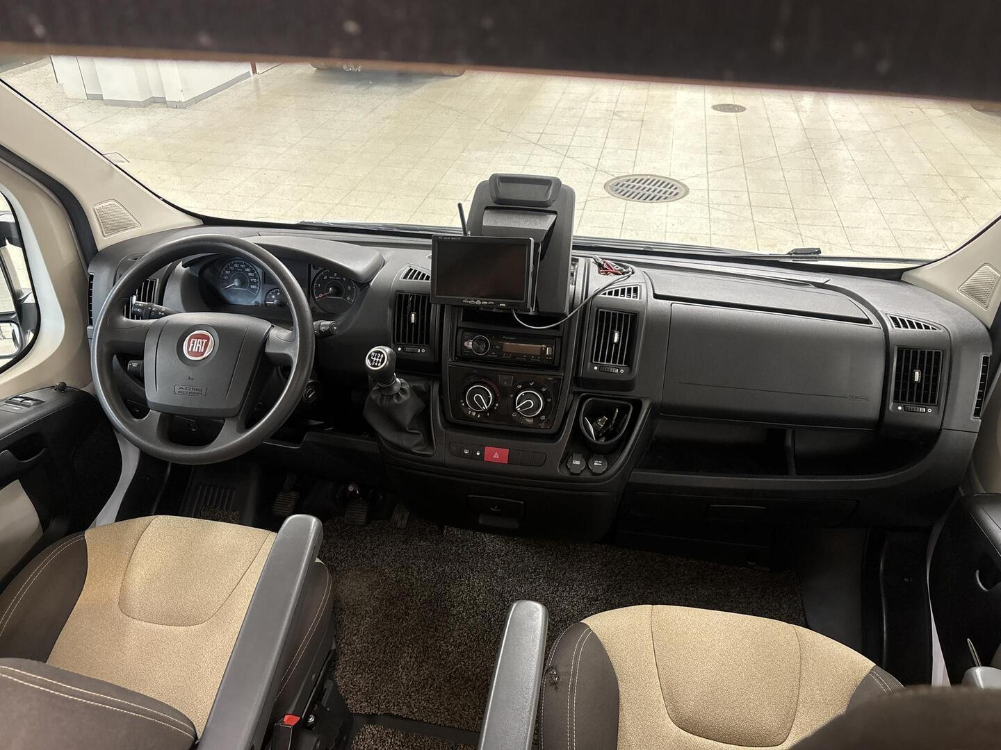 ROADCAR VAN R 600 2016