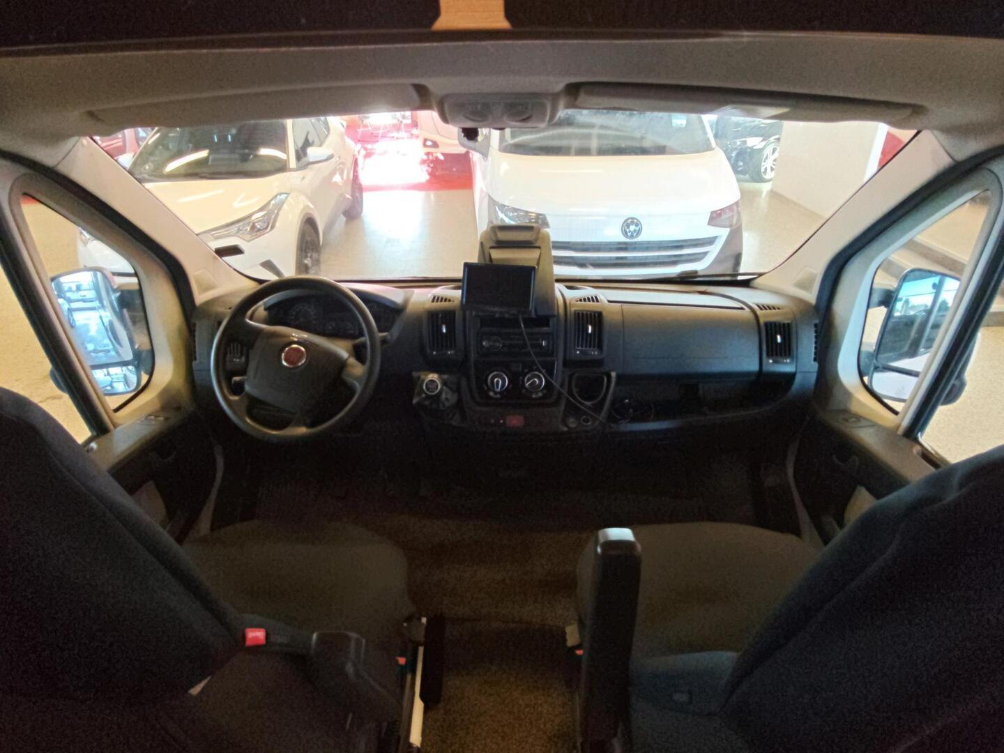 ROADCAR VAN R 600 2016