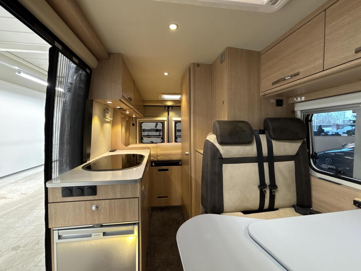 ROADCAR VAN R 600 2016