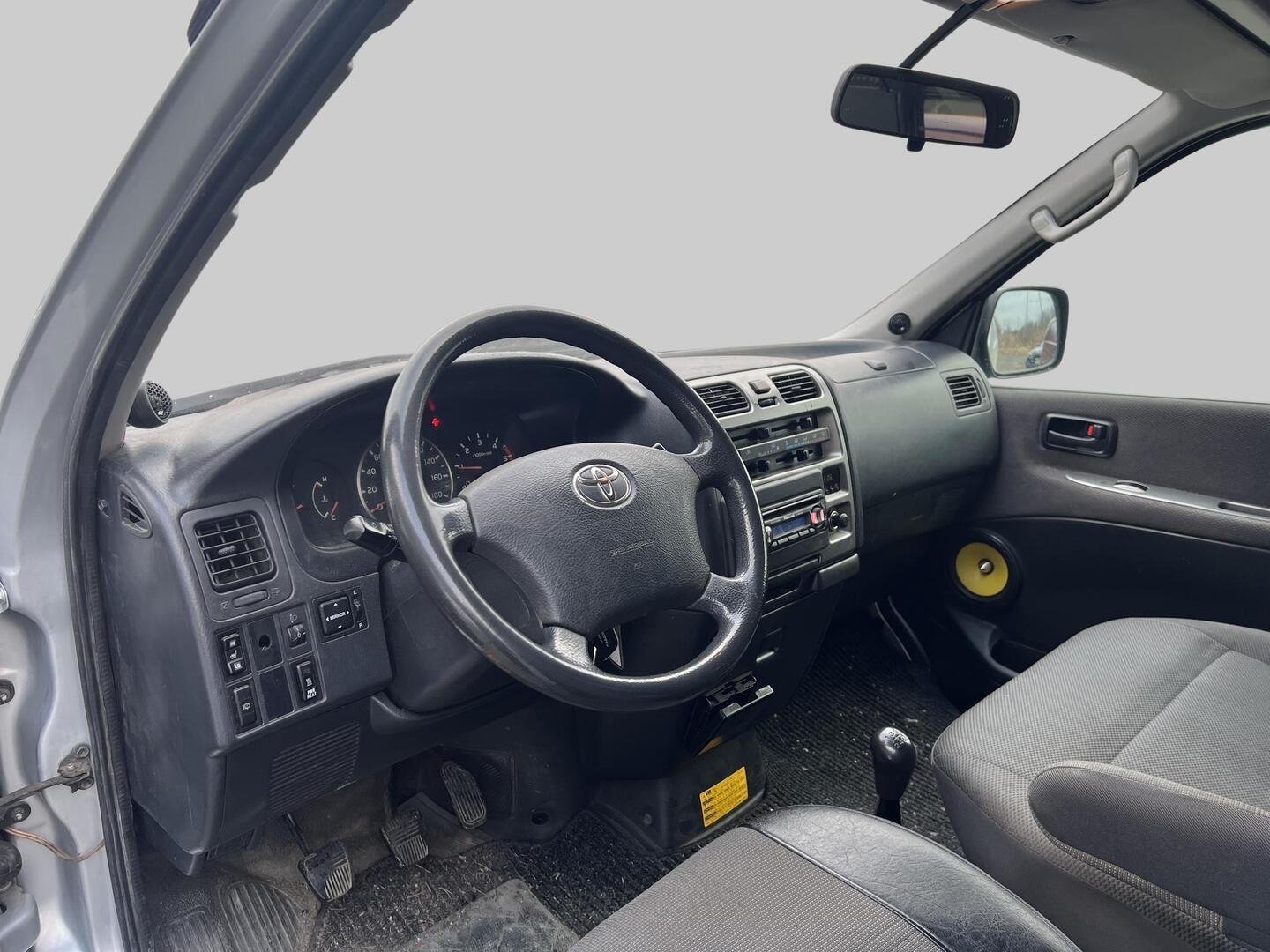 TOYOTA Hiace 2011