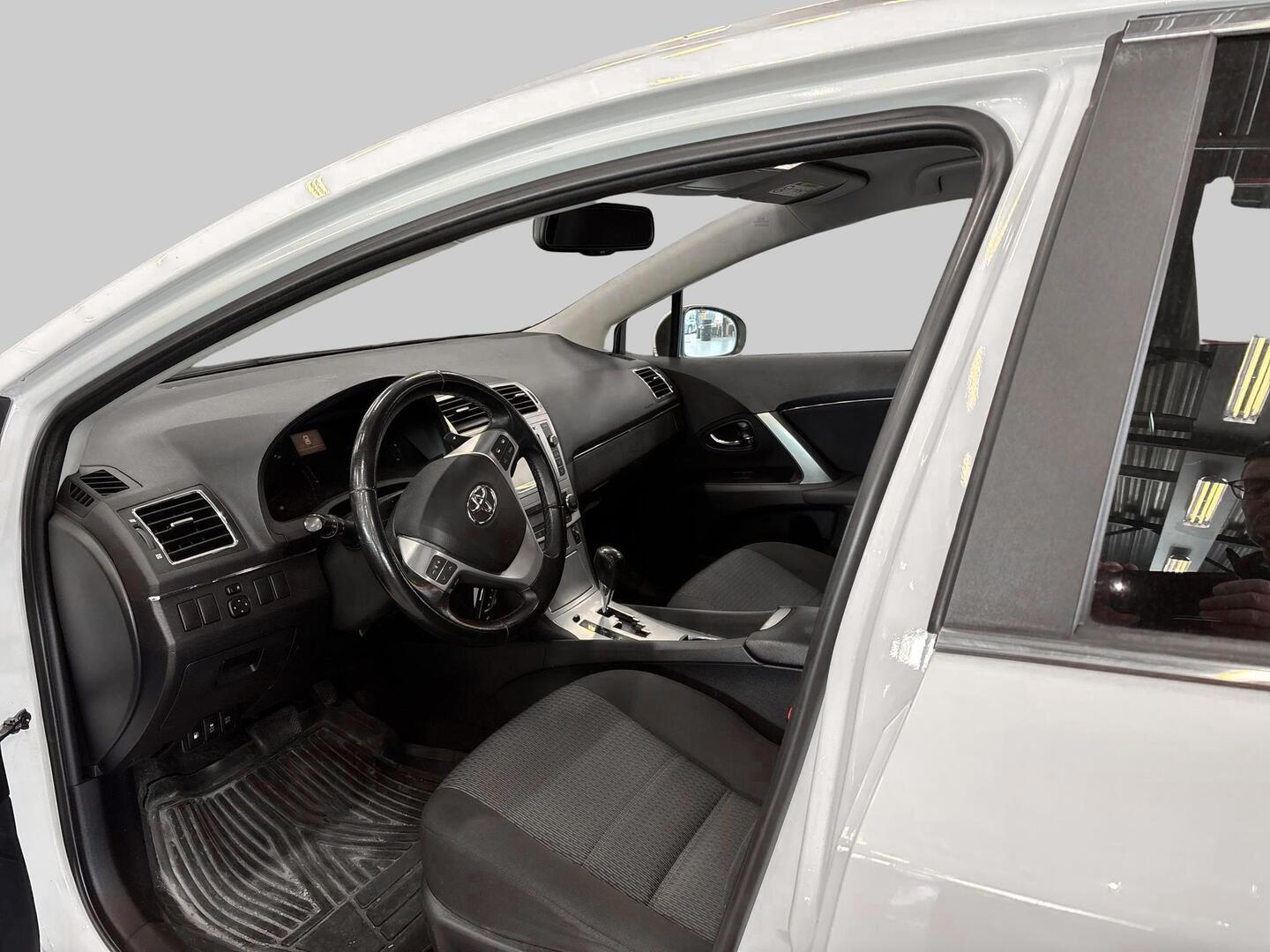 TOYOTA Avensis 2013