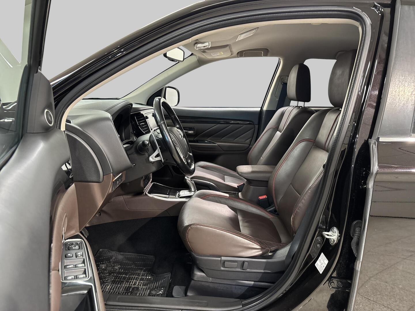 MITSUBISHI OUTLANDER PHEV 2016