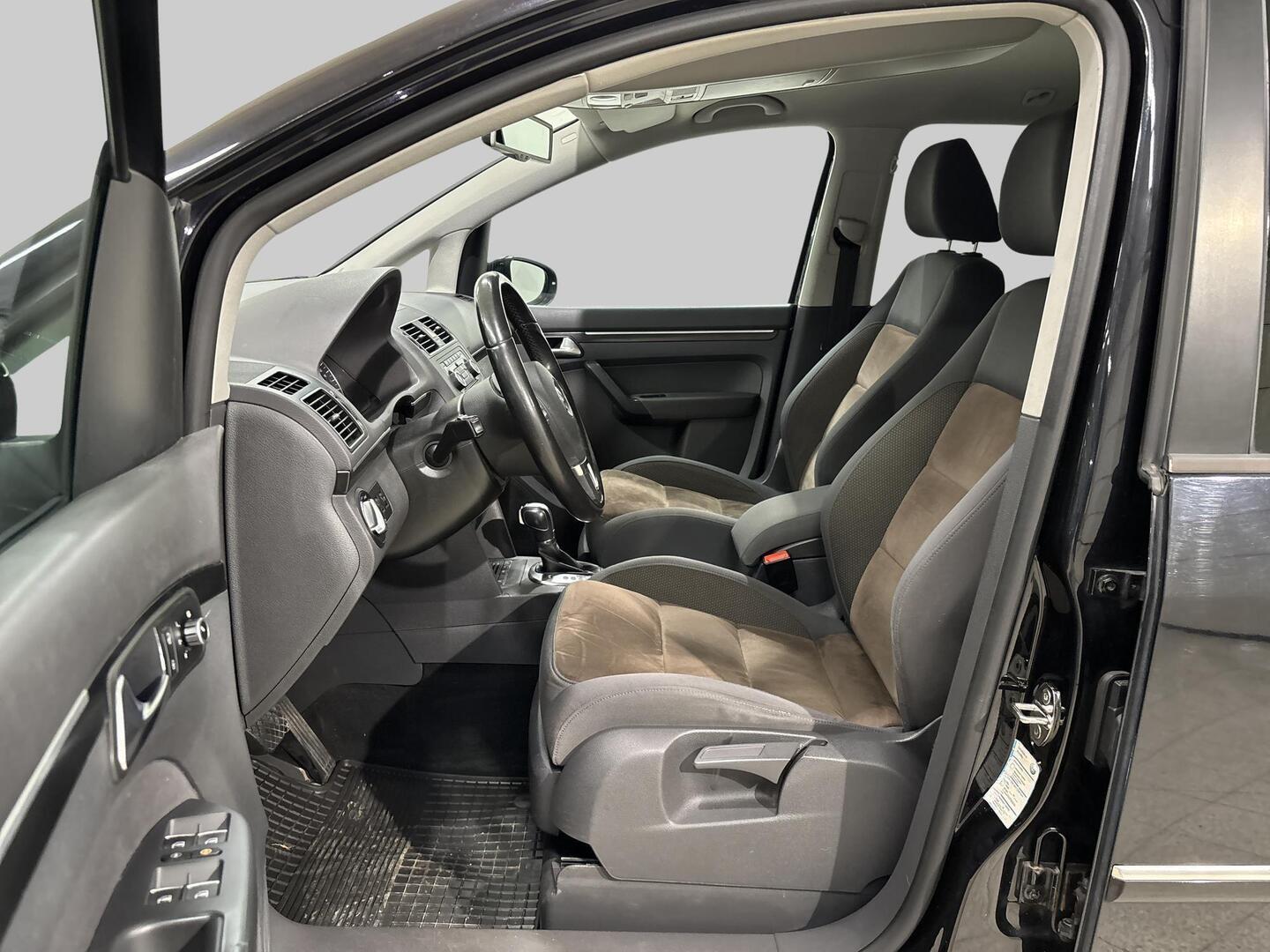 VOLKSWAGEN Touran 2011