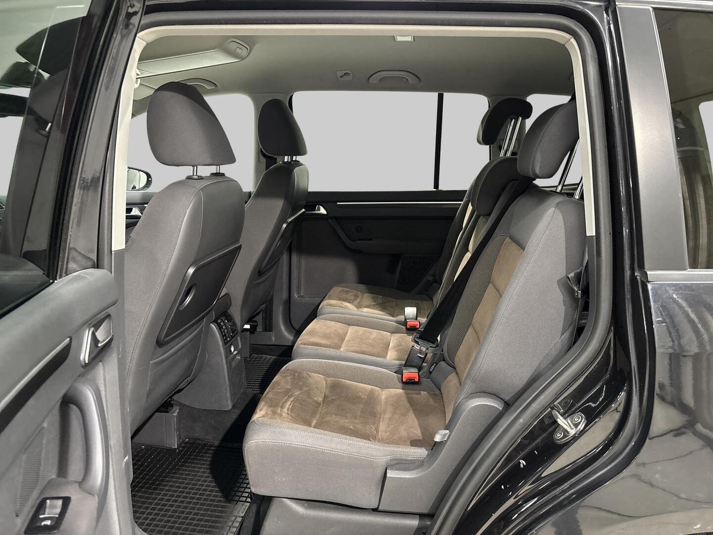 VOLKSWAGEN Touran 2011